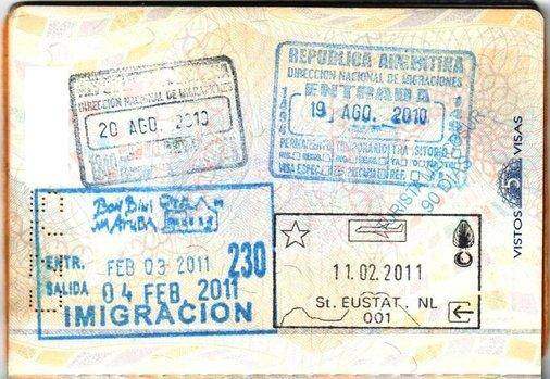 Paginas in een paspoort met het visum voor brazilie