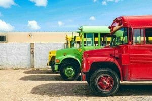 Gekleurde bussen tijdens een buitenlandse stage in Aruba