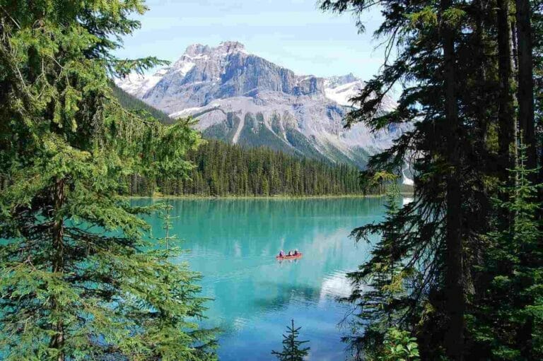 Een meer met bergen en bomen tijdens stage in Canada