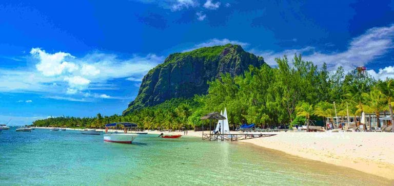 Strand en boten tijdens stage mauritius