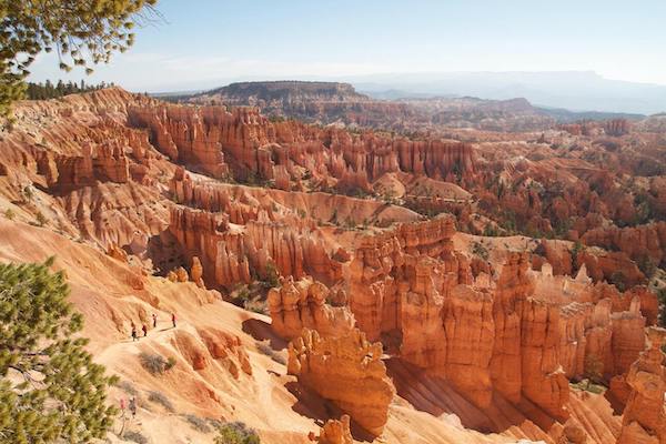 De nationale parken in Amerika die je gezien moet hebben! 6 Luchtfoto van uitstekende bergen en duinen in Bryce canyon
