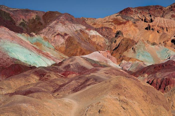 Gekleurde bergen in Death valley Amerika
