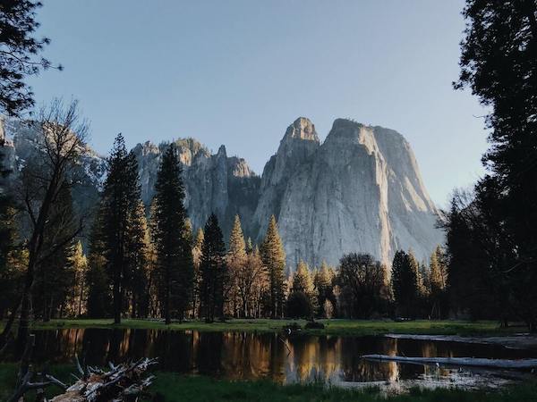 Bergen en bomen aan een meer in Yosemite

